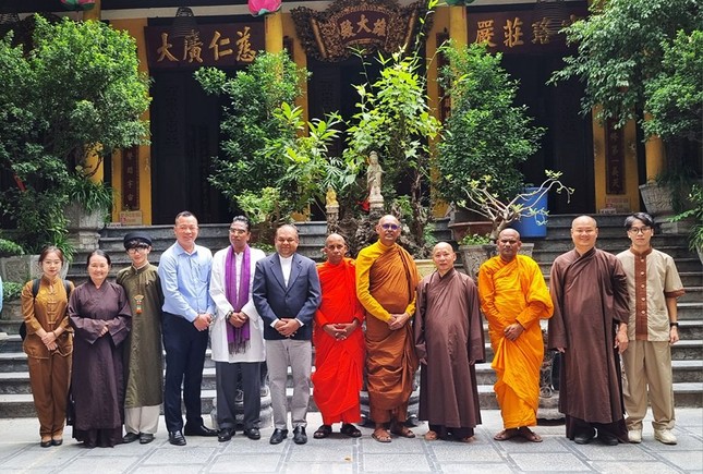 Chụp ảnh lưu niệm tại Trụ sở T.Ư GHPGVN - chùa Quán Sứ Chụp ảnh lưu niệm tại Trụ sở T.Ư GHPGVN - chùa Quán Sứ