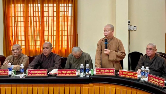Đại đức Thích Tánh Bình báo cáo tiến độ xây dựng Văn phòng Ban Trị sự tỉnh