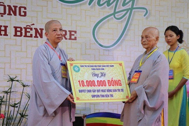 Chùa Bạch Vân trao bảng ủng hộ Chùa Bạch Vân trao bảng ủng hộ