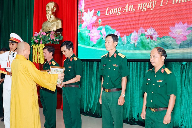 Hòa thượng Thích Minh Thiện trao Bằng tuyên dương công đức đến cán bộ, chiến sĩ Hòa thượng Thích Minh Thiện trao Bằng tuyên dương công đức đến cán bộ, chiến sĩ