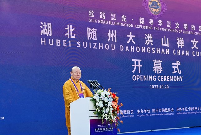 Thượng tọa Thích Giác Hiệp phát biểu tại phiên khai mạc diễn đàn