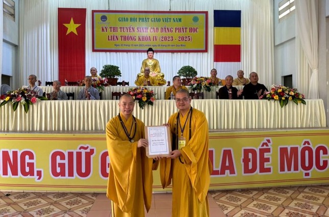 Thượng tọa Tổng Thư ký cũng đã trao đề thi đến với Đại đức Chủ tịch Hội đồng Tuyển sinh Thượng tọa Tổng Thư ký cũng đã trao đề thi đến với Đại đức Chủ tịch Hội đồng Tuyển sinh