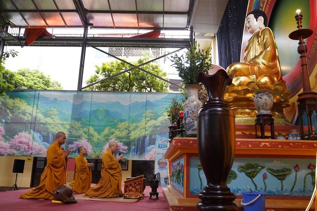 Hòa thượng Thích Bảo Nghiêm cùng chư Tăng đảnh lễ Tam bảo