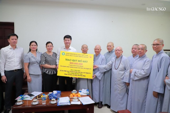 Đoàn Phân ban Ni giới T.Ư ủng hộ 500 triệu đồng đến Ủy ban MTTQVN H.Anh Sơn để phẫu thuật mắt cho bệnh nhân nghèo