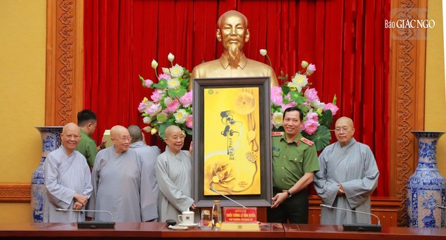 Ni trưởng Thích nữ Nhật Khương trao quà lưu niệm đến Thiếu tướng Lê Văn Tuyến