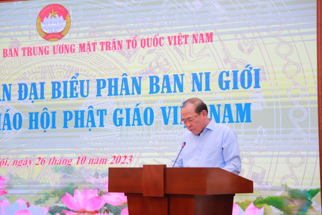 Ông Phó Chủ tịch Ủy ban TƯMTTQVN phát biểu trân trọng sự đóng góp của Ni giới GHPGVN
