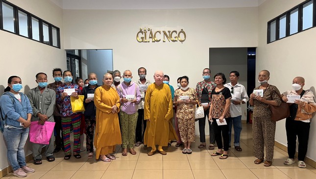 Hòa thượng Thích Duy Trấn, Phó Trưởng ban Từ thiện xã hội báo Giác Ngộ trao tiền của bạn đọc ủng hộ bệnh nhân có hoàn cảnh đặc biệt khó khăn - Ảnh: Ban TTXH BGN