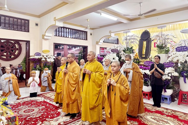 Thượng tọa Thích Tâm Hải cùng thành viên Thường trực Ban Thông tin - Truyền thông TP.HCM thắp hương tưởng niệm Ni sư Thích nữ Như Diệu - Ảnh: Tiểu Nhật Thượng tọa Thích Tâm Hải cùng thành viên Thường trực Ban Thông tin - Truyền thông TP.HCM thắp hương tưởng niệm Ni sư Thích nữ Như Diệu - Ảnh: Tiểu Nhật