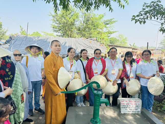Đại đức Thích Giác Thọ cùng thành viên quỹ từ thiện Thọ Giác bàn giao giếng khoan cho người nghèo tại Ấn Độ - Ảnh: T.G Đại đức Thích Giác Thọ cùng thành viên quỹ từ thiện Thọ Giác bàn giao giếng khoan cho người nghèo tại Ấn Độ - Ảnh: T.G