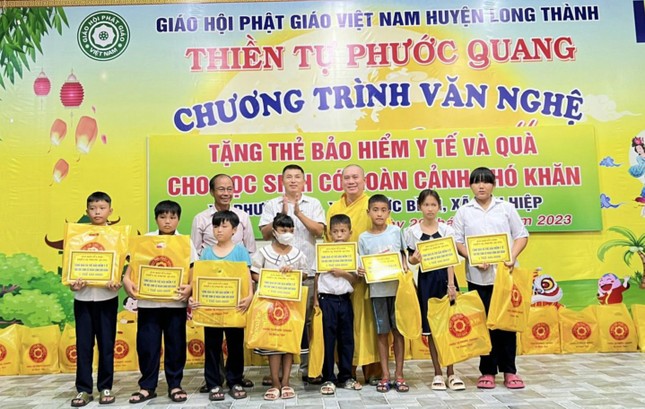 Chia sẻ đến học sinh khó khăn