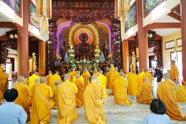 Chư tôn đức thực hiện khóa lễ trì tụng kinh A Di Đà cúng dường Chư tôn đức thực hiện khóa lễ trì tụng kinh A Di Đà cúng dường