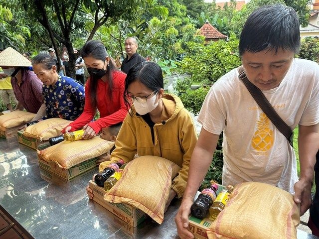 Chùa An Hòa trao quà đến các hoàn cảnh khó khăn Chùa An Hòa trao quà đến các hoàn cảnh khó khăn