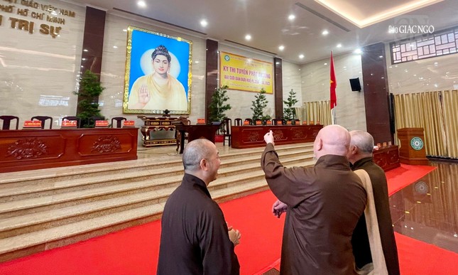 Chư tôn đức Ban Kiến đàn thảo luận công tác chuẩn bị "tuyển Phật trường" - Ảnh: Minh Thuận Chư tôn đức Ban Kiến đàn thảo luận công tác chuẩn bị "tuyển Phật trường" - Ảnh: Minh Thuận