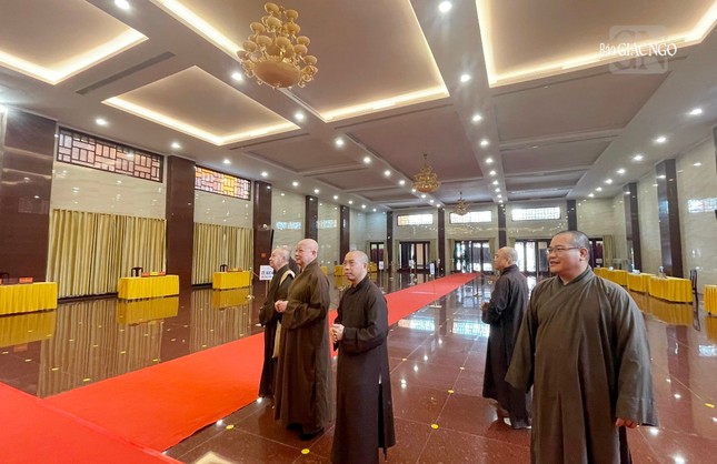 Hòa thượng Thích Lệ Trang cùng chư tôn đức khảo sát công tác chuẩn bị cho kỳ khảo hạch - Ảnh: Minh Thuận Hòa thượng Thích Lệ Trang cùng chư tôn đức khảo sát công tác chuẩn bị cho kỳ khảo hạch - Ảnh: Minh Thuận