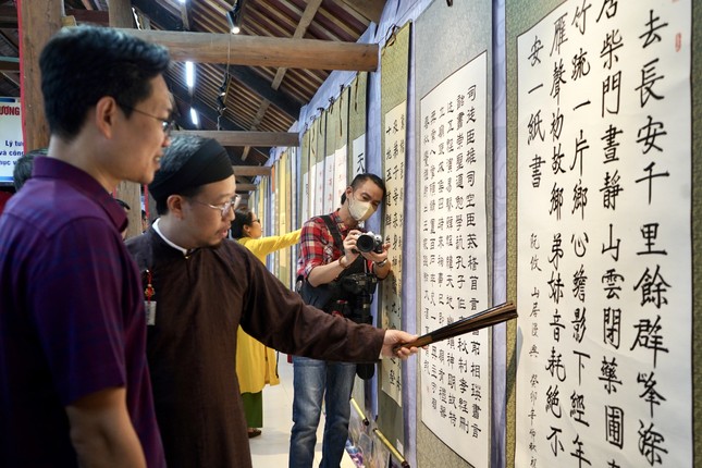 Khách thưởng lãm các tác phẩm thư pháp tại không gian trưng bày của chùa Mễ Trì Thượng Khách thưởng lãm các tác phẩm thư pháp tại không gian trưng bày của chùa Mễ Trì Thượng