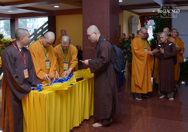 Giới tử làm thủ tục nhập phòng thi