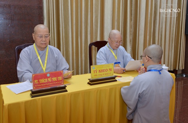 Giới tử Tỳ-kheo-ni trả lời Ban Giám khảo