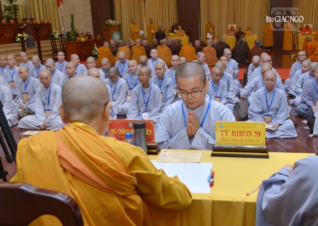 Giới tử Tỳ-kheo-ni trả lời trước giám khảo