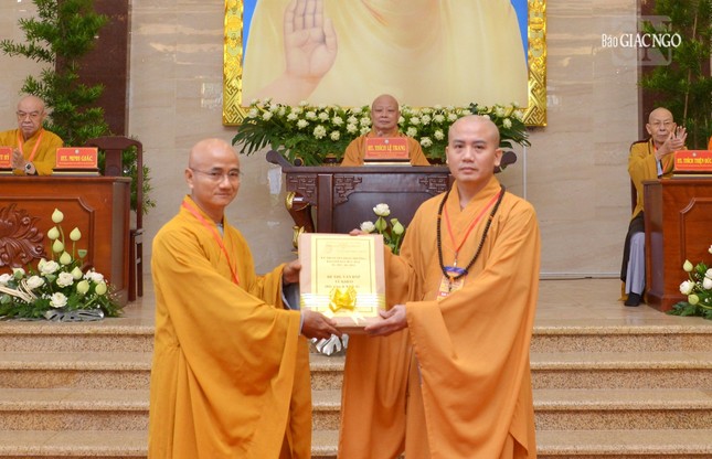 Thượng tọa Thích Thiện Quý trao đề thi đến Thượng tọa Thích Minh Cần, đại diện Ban Giám khảo