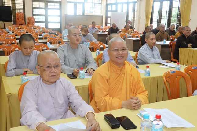 Chư Ni tham dự họp Chư Ni tham dự họp