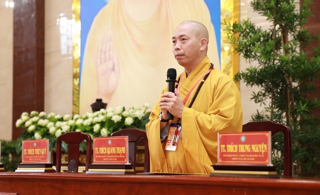 Thượng tọa Thích Quang Thạnh đại diện Ban Kiến đàn có lời khuyến tấn giới tử - Ảnh: Thịnh Lã