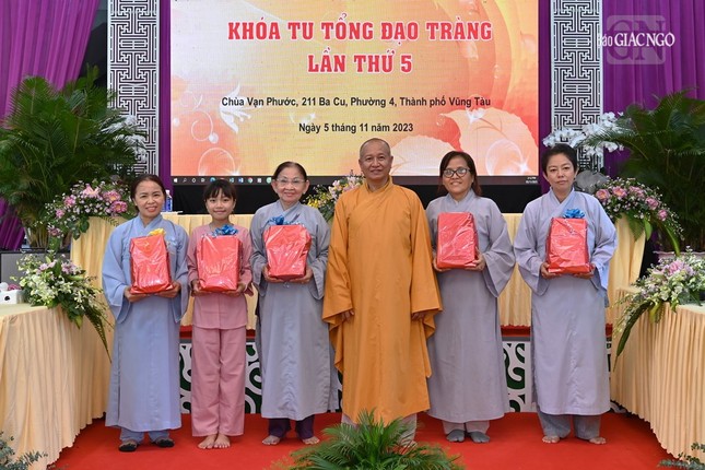 Thượng tọa Thích Trí Định trao phần thưởng đến các Phật tử Thượng tọa Thích Trí Định trao phần thưởng đến các Phật tử