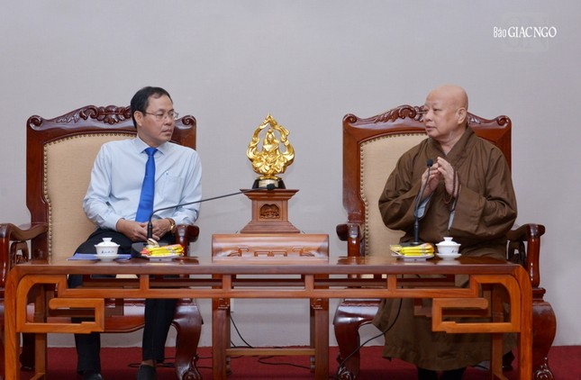 Hòa thượng Thích Lệ Trang tiếp ông Nguyễn Thành Trung, Phó Chủ tịch Thường trực Ủy ban MTTQVN TP.HCM