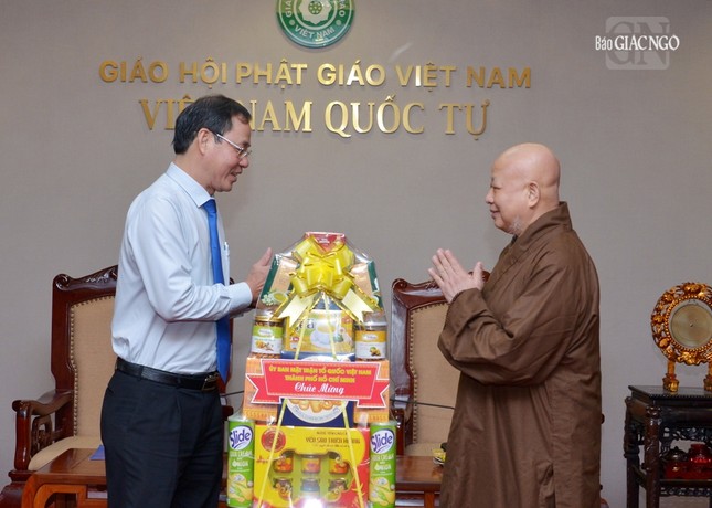 Ông Nguyễn Thành Trung chúc sức khỏe đến Hòa thượng Trưởng ban Trị sự