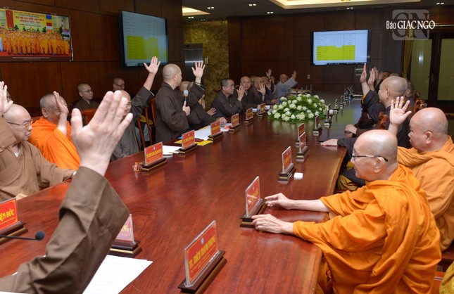 Chư tôn đức biểu quyết thông qua các hoạt động Phật sự
