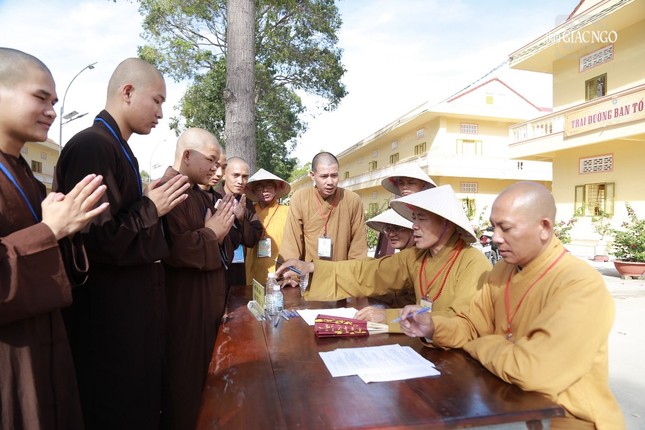 Giới tử làm thủ tục nhập chúng tại tổ đình Vạn Phật Đại Tòng Lâm