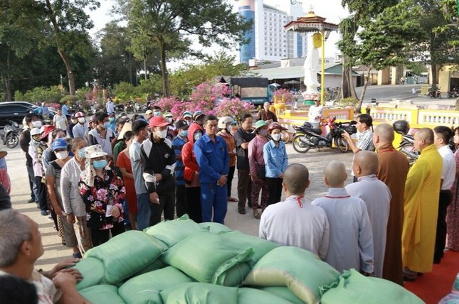 Ban Trị sự tỉnh BR-VT trao 200 phần quà đến bà con khó khăn Ban Trị sự tỉnh BR-VT trao 200 phần quà đến bà con khó khăn