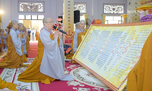 Ni trưởng Thích nữ Như Dung đại diện Ban Kiến đàn cung an chức sự Hội đồng Thập sư Ni