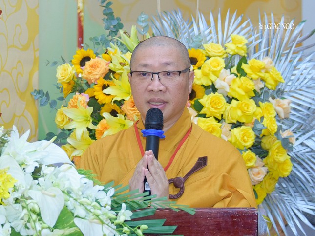 Thượng tọa Thích Thiện Thuận cung tuyên tiểu sử Trưởng lão Hòa thượng Thích Minh Nguyệt