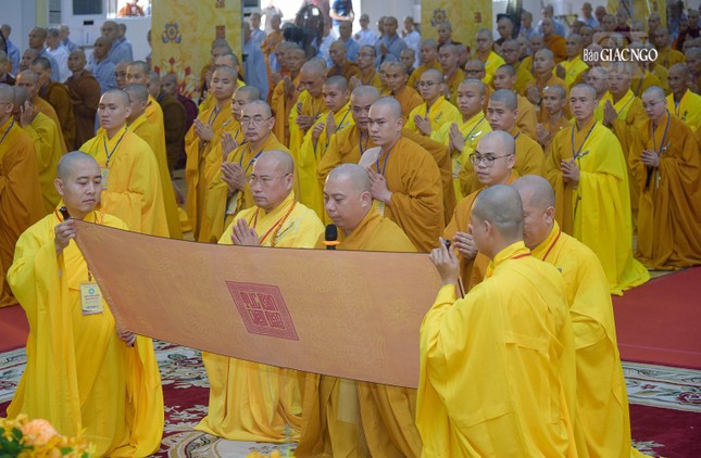 Đại diện Ban Kiến đàn cung an chức sự Hội đồng Thập sư Tăng