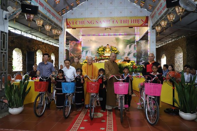 Tặng 5 chiếc xe đạp tới học sinh khó khăn tại chùa Hoa Nghiêm