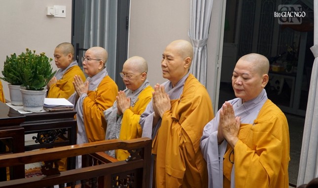 Ni trưởng Thích nữ Như Thảo đại diện bạch trình và cung thỉnh Ni trưởng Thích nữ Tịnh Nguyện làm Đường đầu Hòa thượng đàn giới Tỳ-kheo-ni