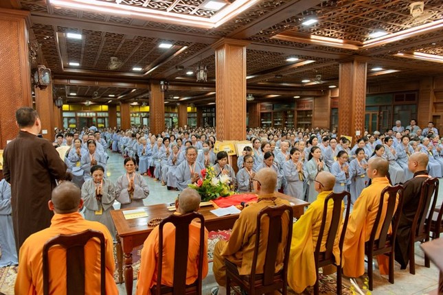 Gần 1.000 giới tử Thập Thiện và Bồ-tát giới