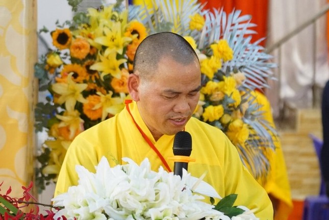 Thượng tọa Thích Thiện Thông báo cáo công tác tổ chức Đại giới đàn Minh Nguyệt