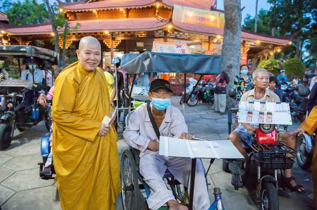 Đại diện Ban Từ thiện tịnh xá Ngọc Đức trao quà đến người khuyết tật tỉnh Vĩnh Long Đại diện Ban Từ thiện tịnh xá Ngọc Đức trao quà đến người khuyết tật tỉnh Vĩnh Long