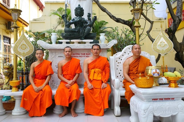 Đại đức Thích Pháp Hiếu và các nhà sư sinh viên Lào