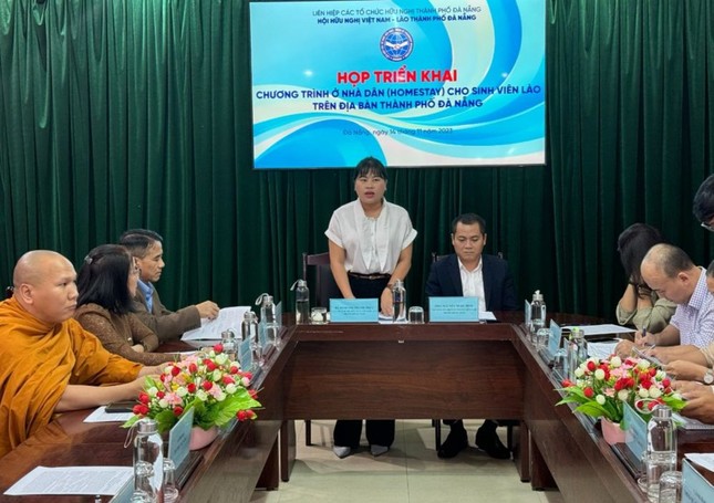 Bà Đinh Thị Thanh Trúc, Phó Chủ tịch Hội hữu nghị Việt Nam - Lào TP.Đà Nẵng phát biểu