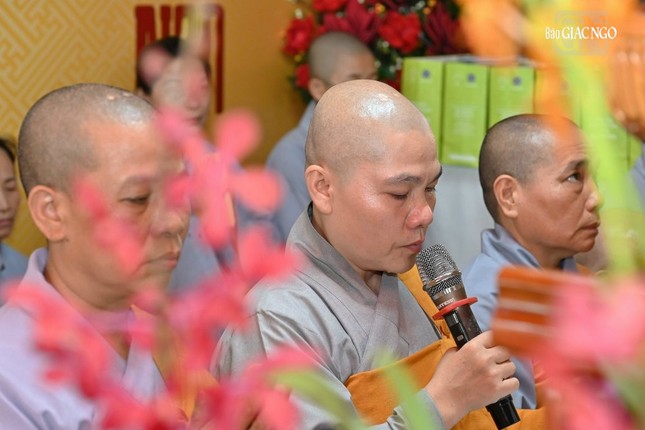 Đại diện môn đồ pháp quyến tác bạch cúng dường