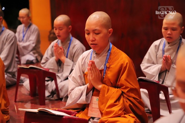 Các thời khóa hành trì trong ngày thứ hai của Đại giới đàn Bửu Huệ được thực hiện trang nghiêm Các thời khóa hành trì trong ngày thứ hai của Đại giới đàn Bửu Huệ được thực hiện trang nghiêm