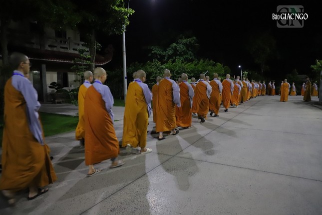 Hô canh niệm Phật, nhiễu Phật trong khuôn viên giới trường giúp giới tử an tịnh Hô canh niệm Phật, nhiễu Phật trong khuôn viên giới trường giúp giới tử an tịnh