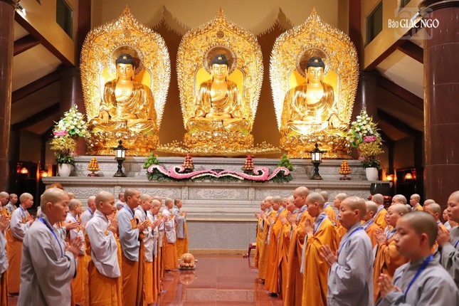 Giới tử thực hiện hô canh nhằm đem đến sự tỉnh giác, an tịnh Giới tử thực hiện hô canh nhằm đem đến sự tỉnh giác, an tịnh