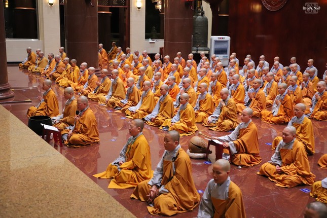 Giới tử được hướng dẫn thực hiện thời khóa công phu khuya Giới tử được hướng dẫn thực hiện thời khóa công phu khuya