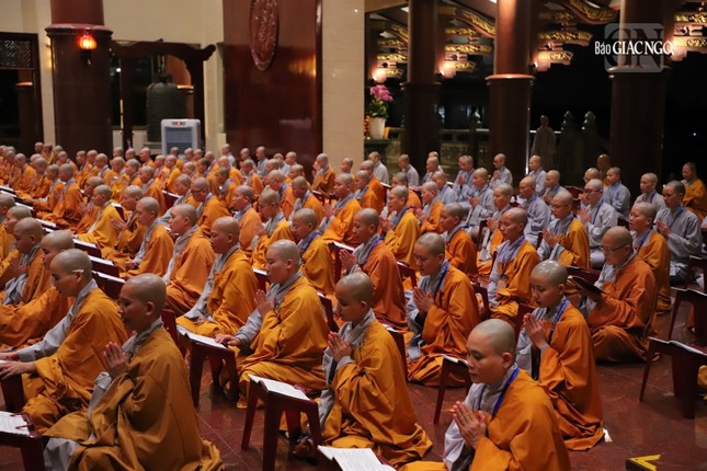 Giới tử nhất tâm tụng niệm để thân tâm thanh tịnh nhất tâm tiếp nhận giới pháp Giới tử nhất tâm tụng niệm để thân tâm thanh tịnh nhất tâm tiếp nhận giới pháp