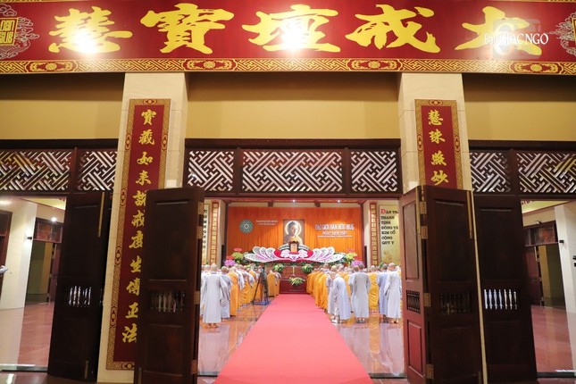 Tại thiền đường chùa Thanh Tâm, lúc 19 giờ 30, giới tử tập trung lắng nghe ý nghĩa của nghi thức hô canh, tuần chiếu