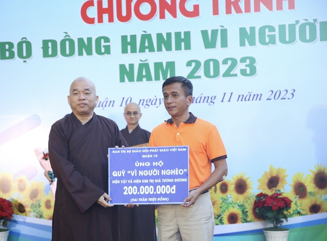 Thượng tọa Thích Nhật Thiện, đại diện Ban Trị sự GHPGVN Q.10 trao ủng hộ đến ông Đoàn Hồng Hiệp, Chủ tịch Ủy ban MTTQVN Q.10 Thượng tọa Thích Nhật Thiện, đại diện Ban Trị sự GHPGVN Q.10 trao ủng hộ đến ông Đoàn Hồng Hiệp, Chủ tịch Ủy ban MTTQVN Q.10