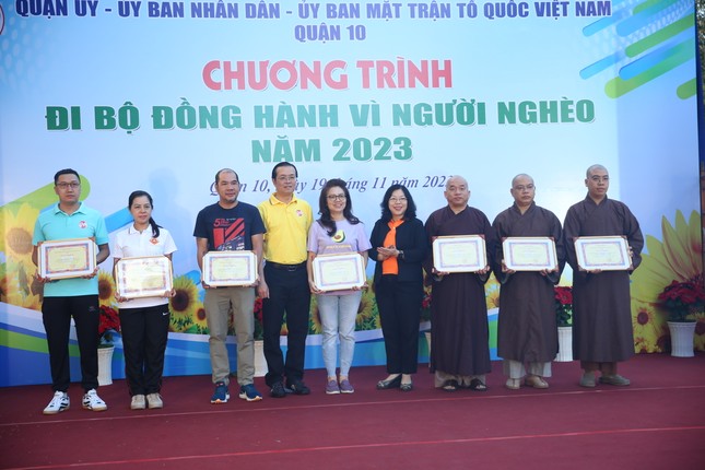 Ban Trị sự GHPGVN Q.10 và các tự viện nhận Giấy khen của UBND Q.10 Ban Trị sự GHPGVN Q.10 và các tự viện nhận Giấy khen của UBND Q.10